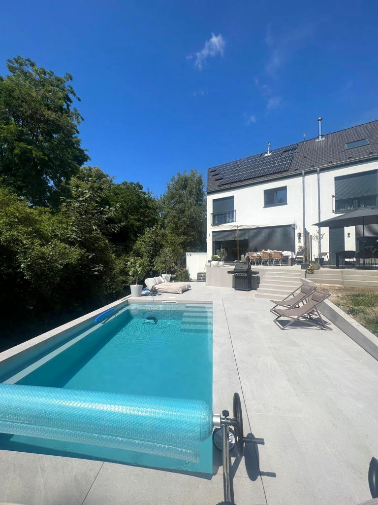 Gemauerter Folien-Pool grau 6x3x1,5, Keramikterrasse 120/60/2 in Einkornbeton verlegt