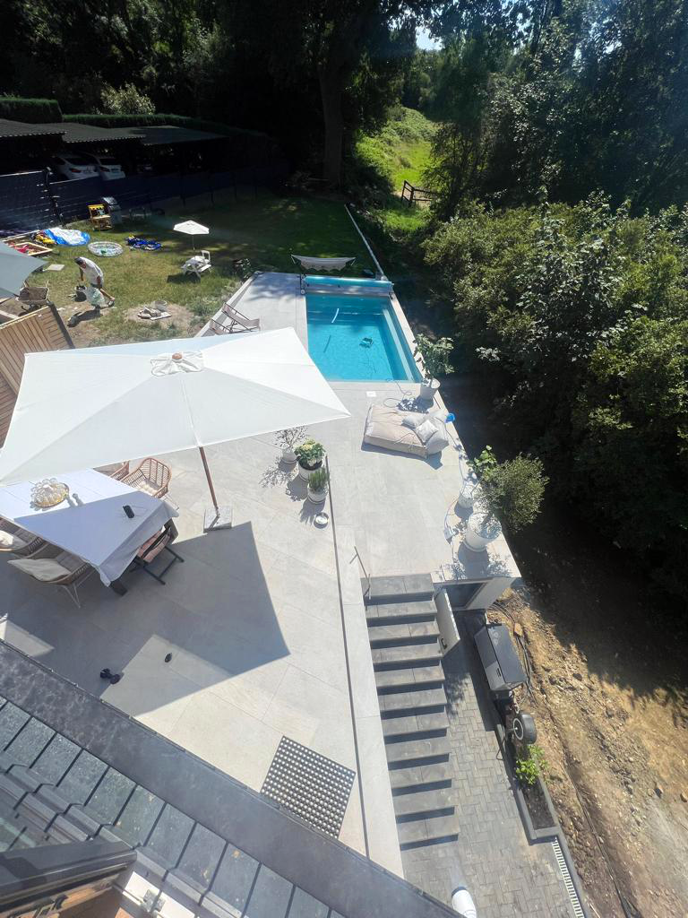 Gemauerter Folien-Pool grau 6x3x1,5, Keramikterrasse 120/60/2 in Einkornbeton verlegt