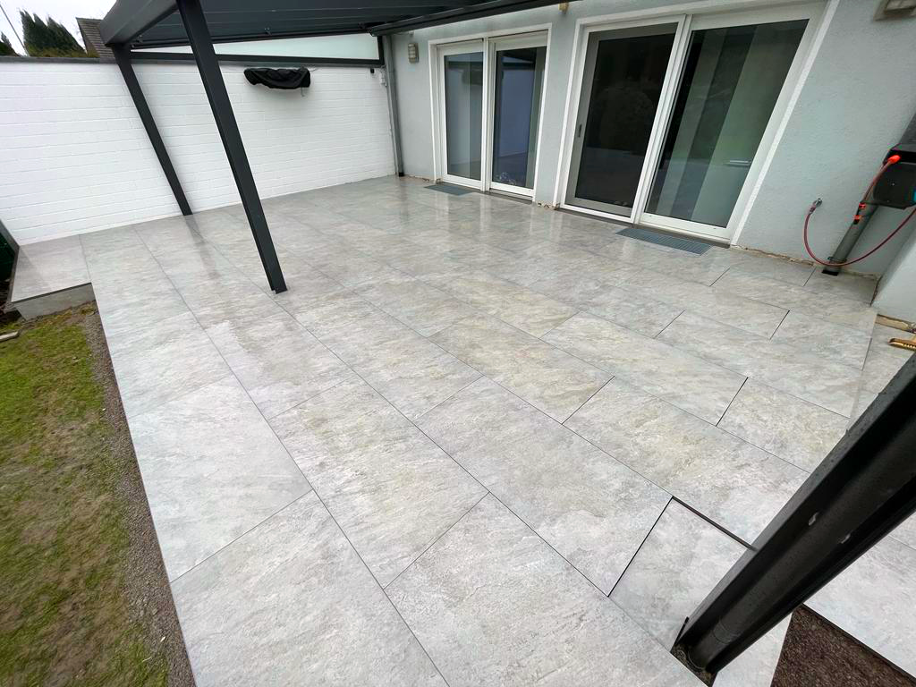 Keramikplatten 100/50/2 in Einkornbeton K2/5 verlegt