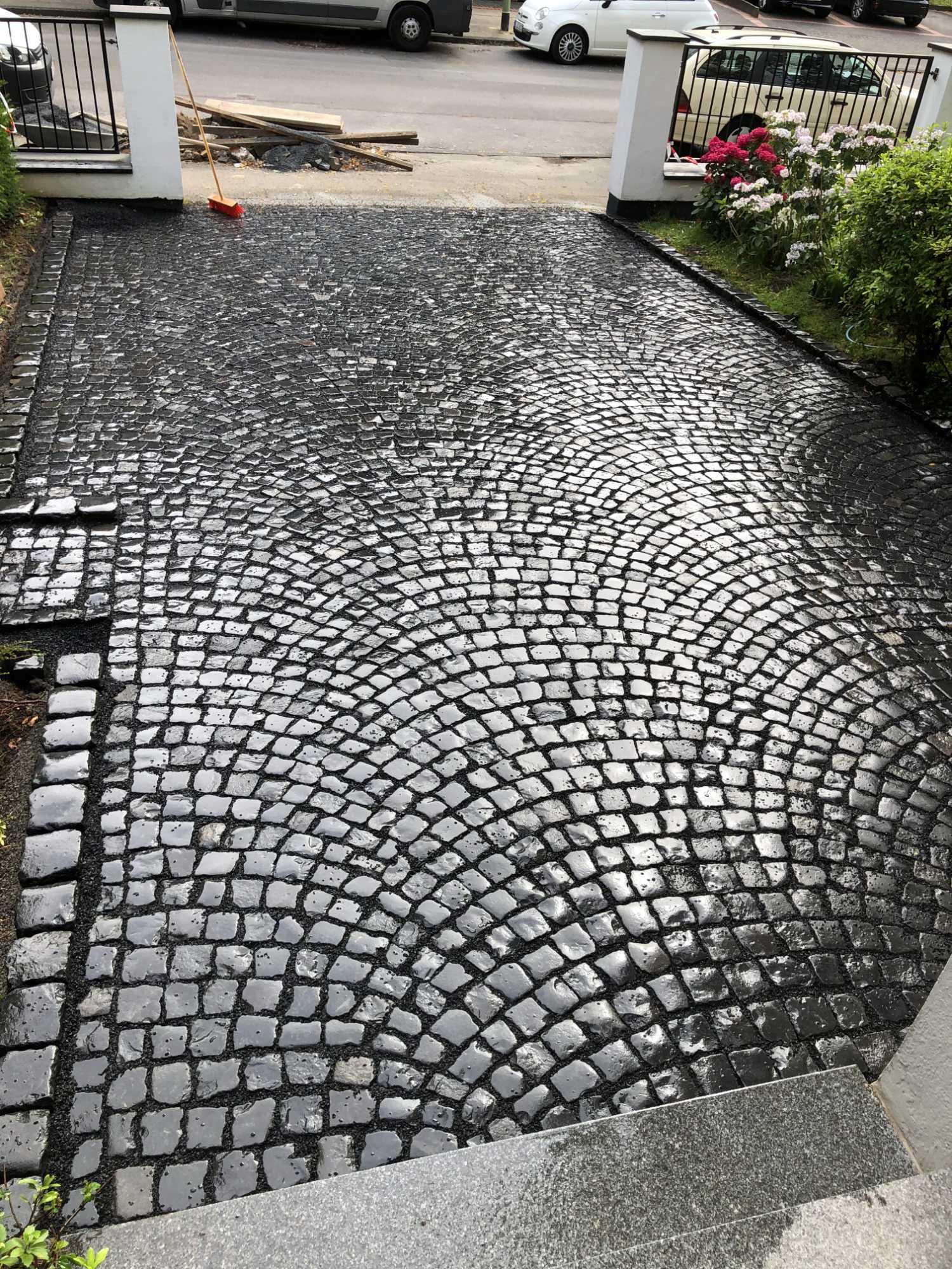 Basalt Kleinpflaster in Segmentbögen