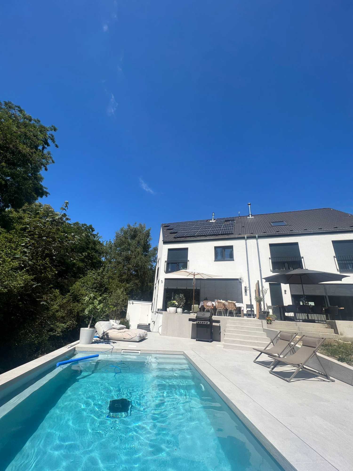 Beton Folien Pool Grau mit Keramik Terrasse
