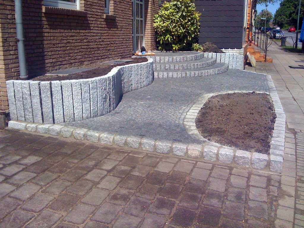 Eingang Granitpflaster 7_9 Hellgrau und Palisaden Hochbeet