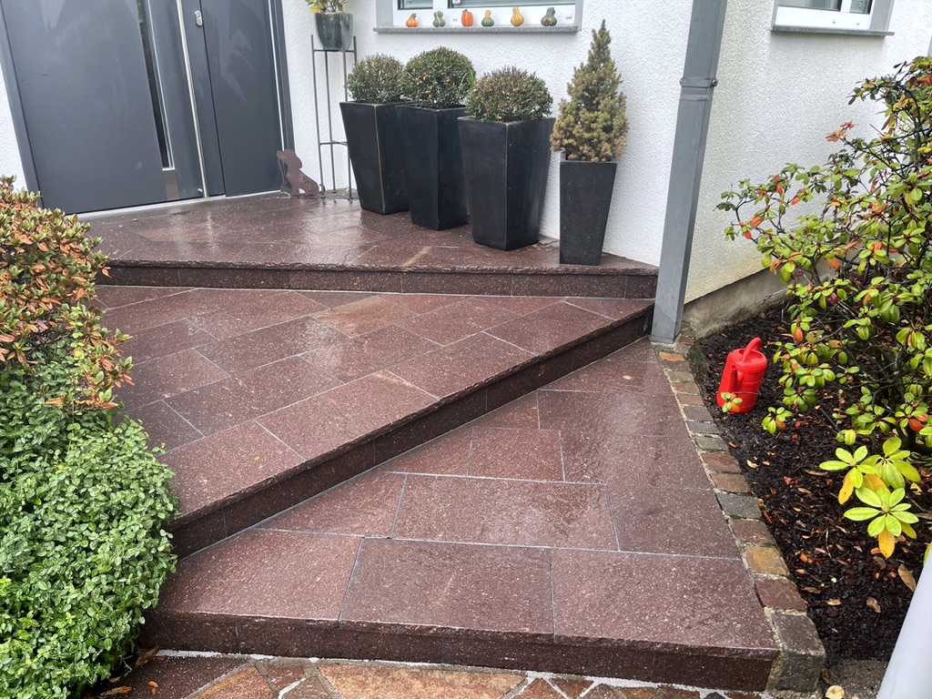 Eingangsbereich aus Naturstein Porhyr Bodenplatten
