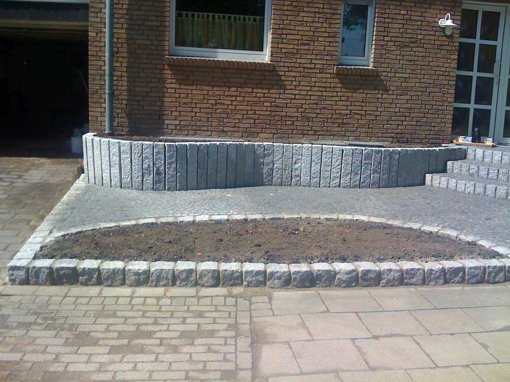 Granit Pflaster 7_9 Eingang mit Granit Paisaden Hochbeet