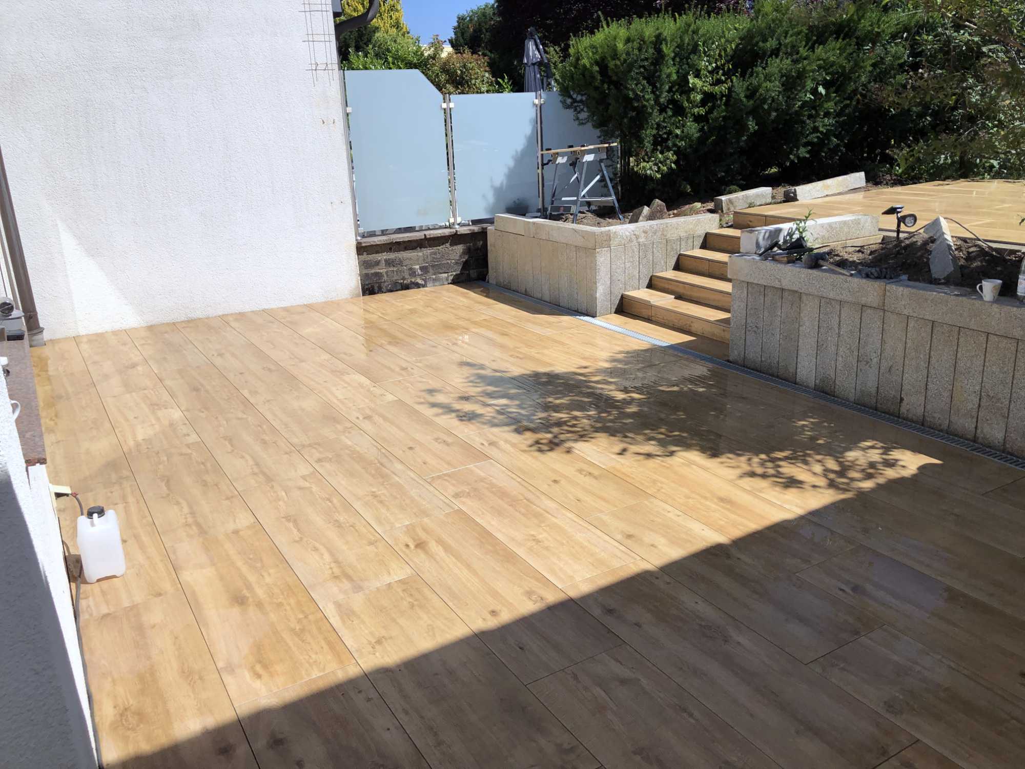 Keramik Terrasse mit Granitpalisaden