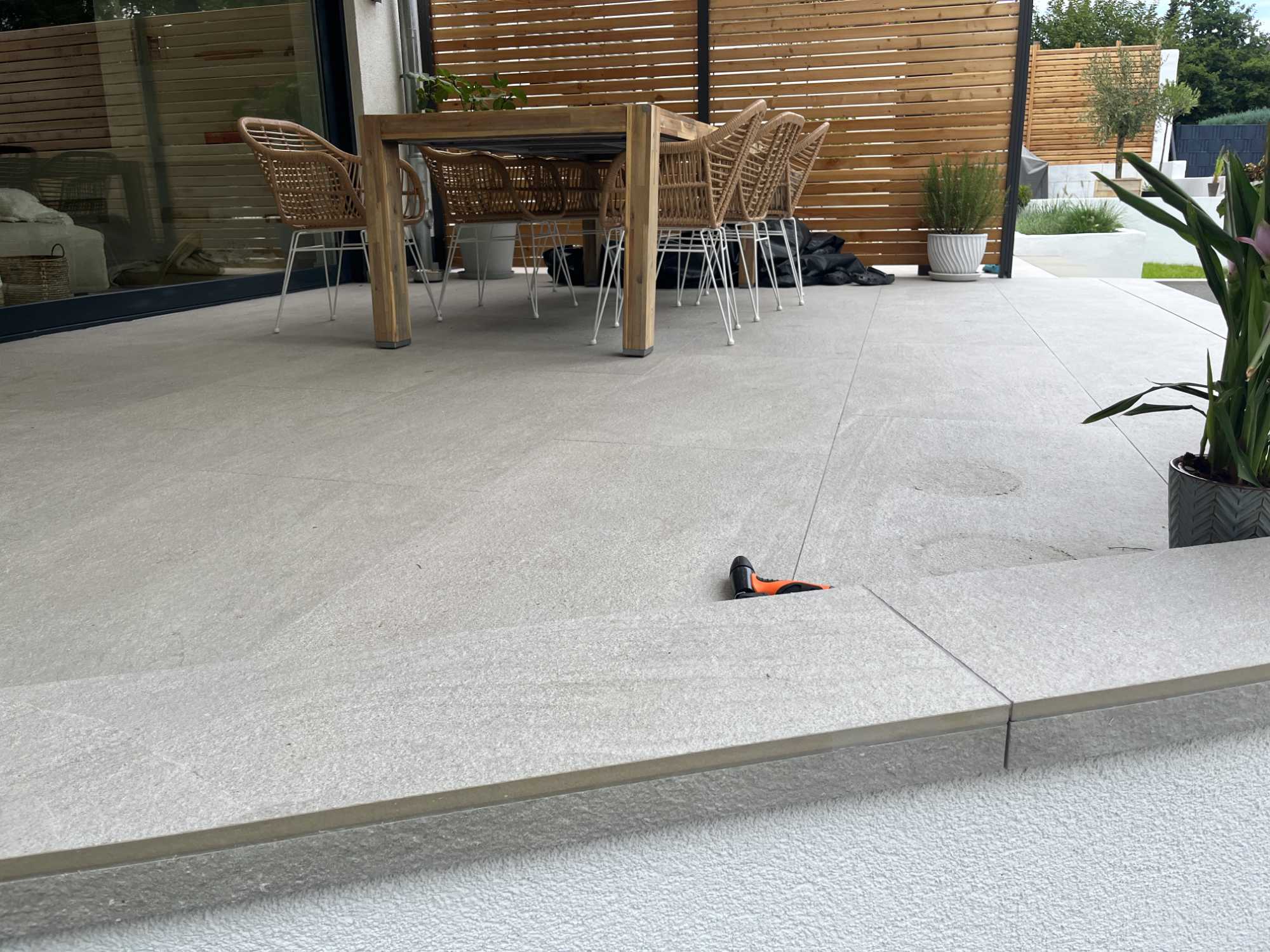 Keramik Terrasse mit Mauerabdeckung